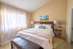 2 Schlafzimmer, Schreibtisch, Bügeleisen/Bügelbrett, Reisekinderbett