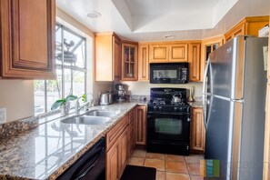 Fridge, microwave, oven, stovetop - Lovely 2-bedroom condo unit – Walking distance to Old Town Pasadena. (Pasadena)