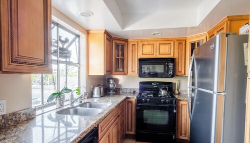 Lovely 2-bedroom condo unit – Walking distance to Old Town Pasadena.