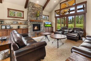 テレビ、暖炉、テレビゲーム、DVD プレーヤー