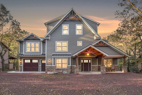 "Summit" - juuri rakennettu loistava ylellinen lomakoti. Näkymät isoin kivet.