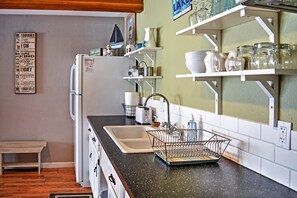 Kühlschrank, Mikrowelle, Herdplatte, Wasserkocher mit Kaffee-/Teezubehör