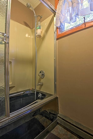 Hair dryer, towels - 1 Mi to Lake Wallenpaupack: Pocono Mountain Home! (Greentown)