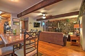 Dining - 1 Mi to Lake Wallenpaupack: Pocono Mountain Home! (Greentown)