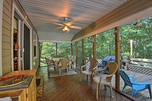 Outdoor dining - 1 Mi to Lake Wallenpaupack: Pocono Mountain Home! (Greentown)