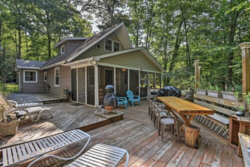 1 Mi to Lake Wallenpaupack: Pocono Mountain Home!