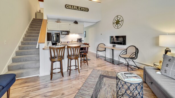 Eine moderne Wohnung mit Treppe, Küche, Essbereich und Wohnzimmer.