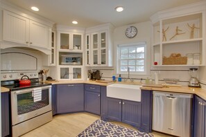 Fridge, microwave, stovetop, dishwasher - Historic Albion Mountain Cottage on Quiet Street! (Albion)