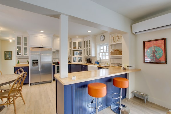 Fridge, microwave, stovetop, dishwasher - Historic Albion Mountain Cottage on Quiet Street! (Albion)
