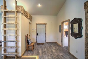 Interior - Mancos Cabin Rental on 80 Acres w/ Mountain View! (Mancos)