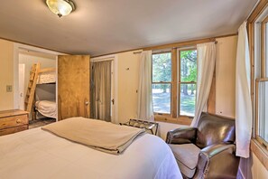 2 bedrooms, Internet, bed sheets - 1/2 Mi to Dtwn Suttons Bay! Lakefront Cottage (Suttons Bay)