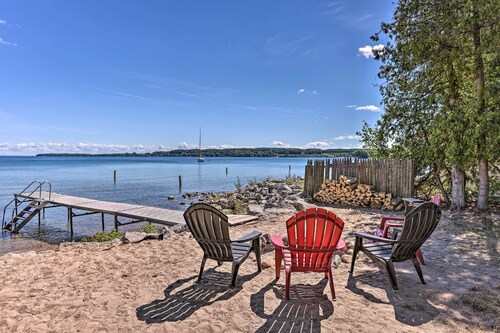 1/2 Mi to Dtwn Suttons Bay! Lakefront Cottage