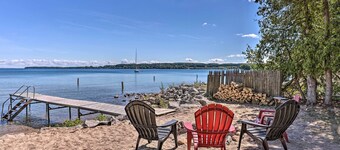 "Bayview Cottage" Cottage Suttons Bay w / Fire Pit!
