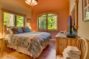 4 bedrooms, iron/ironing board, free WiFi, bed sheets - Tippy Canoe By Tahoe Getaways - Hot Tub & Sauna + EV Charger (Tahoma)