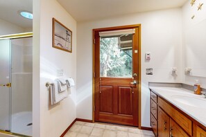 Articles de toilette gratuits, sĂšche-cheveux, serviettes fournies