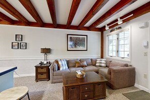 TV, fireplace, DVD player - Comfy and charming condo w/ easy access to the slopes, shuttle, and restaurants (Bethel)