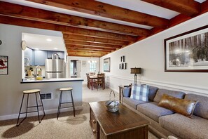 テレビ、暖炉、DVD プレーヤー