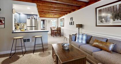 Comfy and charming condo w/ easy access to the slopes, shuttle, and restaurants