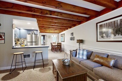 Comfy and charming condo w/ easy access to the slopes, shuttle, and restaurants