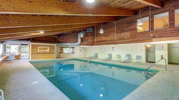 Una piscina cubierta, una piscina climatizada