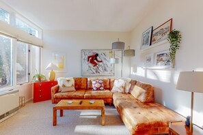 Télévision, lecteur de DVD, baby-foot, table de tennis de table