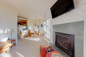 Télévision, lecteur de DVD, baby-foot, table de tennis de table