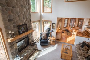 Smart TV, fireplace, video game console, DVD player - Large open living room , Fireplace, Hot tub, Game room, Golf Course ! (Mount Hood Village)