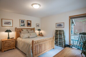 4 bedrooms, desk, iron/ironing board, free WiFi - Large open living room , Fireplace, Hot tub, Game room, Golf Course ! (Mount Hood Village)