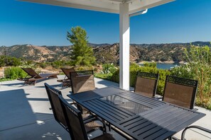 Outdoor dining - Lake Nacimiento Retreat Near Paso Robles: Views, Stargazing & Space to Unwind (Paso Robles)