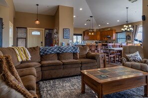 Älytelevisio, DVD-soitin, pöytätennispöytä, stereot