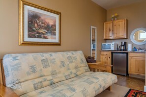 Smart TV, DVD player, table tennis, stereo