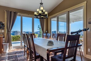 Dining - Lake Nacimiento Retreat Near Paso Robles: Views, Stargazing & Space to Unwind (Paso Robles)