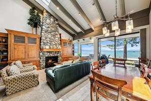 TV, lareira, DVD player, livros