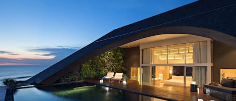 Penthouse (COMO) | Egyptian cotton sheets, premium bedding, down duvets, pillow-top beds