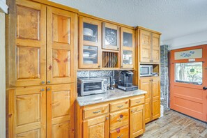 Kühlschrank, Mikrowelle, Herdplatte, Geschirrspüler