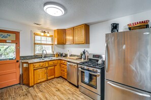 Geladeira, micro-ondas, cooktop, lava-louças