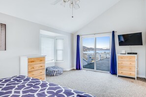 4 bedrooms, iron/ironing board, internet, bed sheets