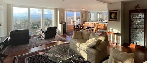 Télévision, cheminée, livres