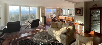 Elegant & renewed mountain-view home with private hot tub, large deck & backyard