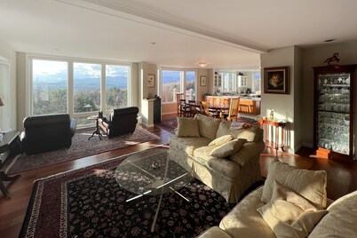 Elegant & renewed mountain-view home with private hot tub, large deck & backyard