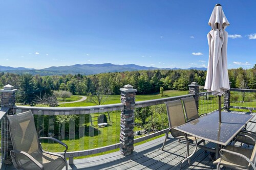 Elegant & renewed mountain-view home with private hot tub, large deck & backyard