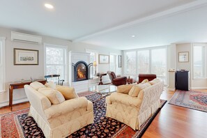 Een televisie, een open haard en boeken