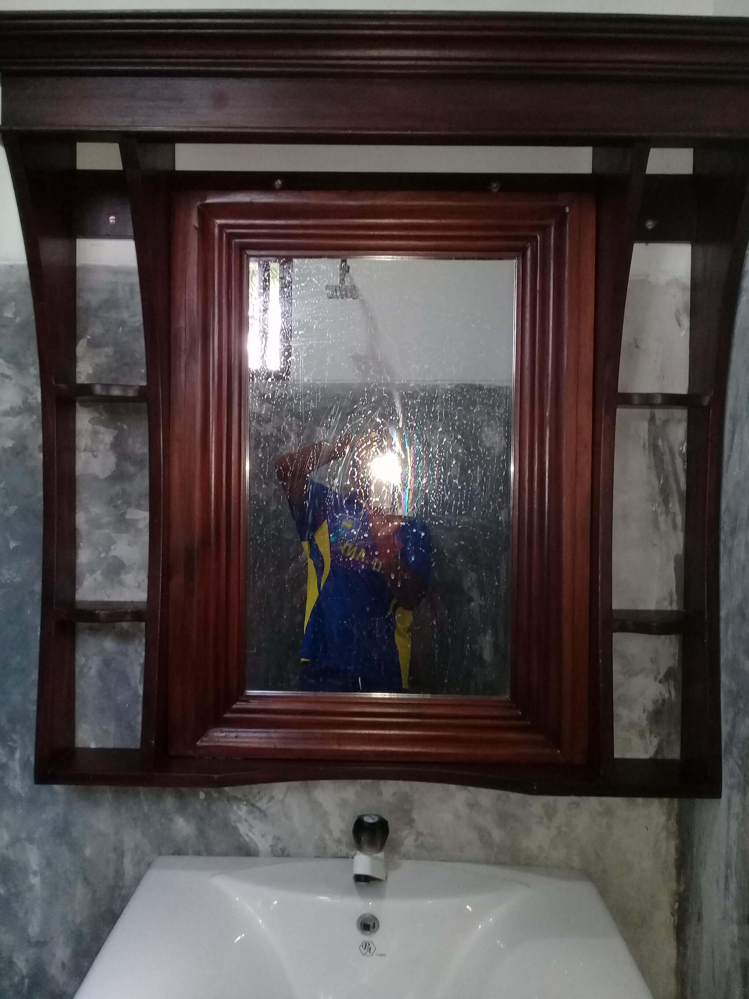 Douche, serviettes fournies, savon, papier toilette