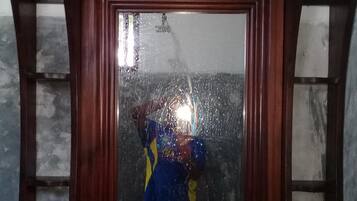 Douche, serviettes fournies, savon, papier toilette