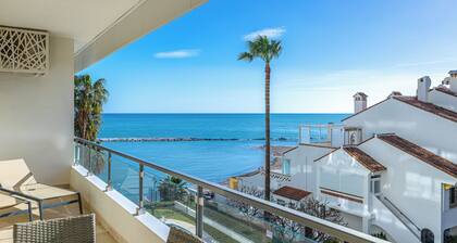 New luxury apartment 1st line, access to the beach