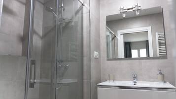 Douche, sĂšche-cheveux, serviettes fournies, savon