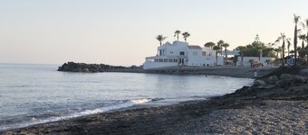 Lovely apartment by the sea in front of the beach