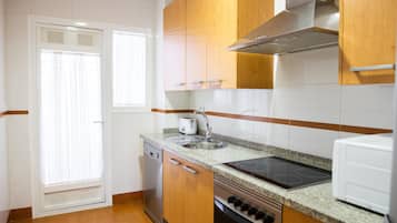 Een koelkast, een magnetron, een oven, een kookplaat