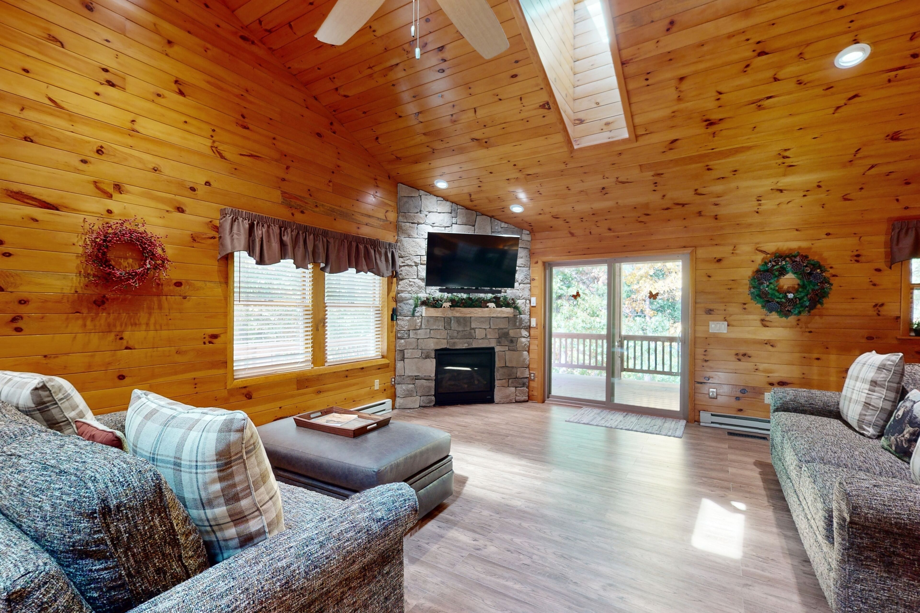 Télévision, cheminée, lecteur de DVD, vidéothèque