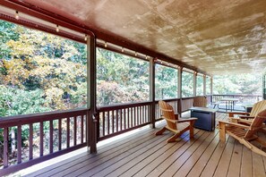 Property grounds - Cozy Cabin-Style Home with Private Hot Tub, Game Room, & Large Deck - Close to Wisp (McHenry)